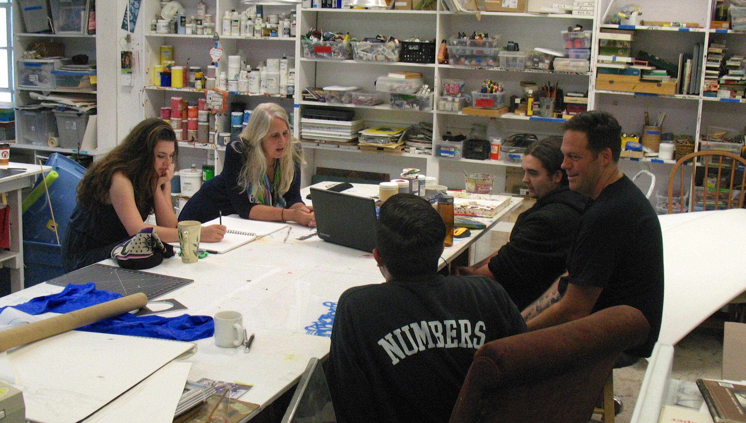 6_YACsters_discuss_their_passion_with_YAC_mentors_Marcia_Perry_second_from_left_and_celebrated_Peninsula_artist_Andrew_Jackson_right-scaled